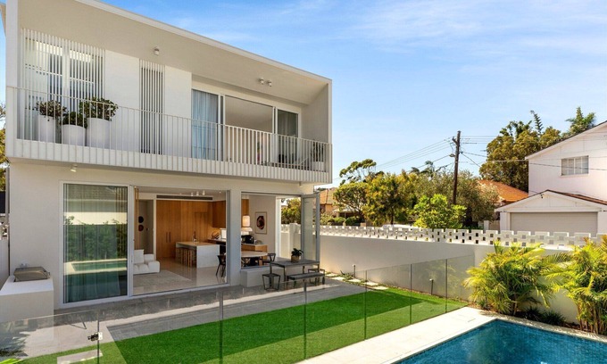 North Bondi House | Bondi Pool Oasis: Relax by the Ocean with Heated Pool