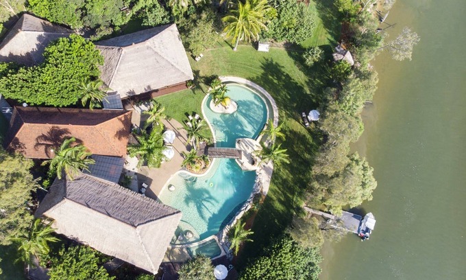 Sunshine Beach Villa | Experience Ocean Views at Makepeace Island Retreat