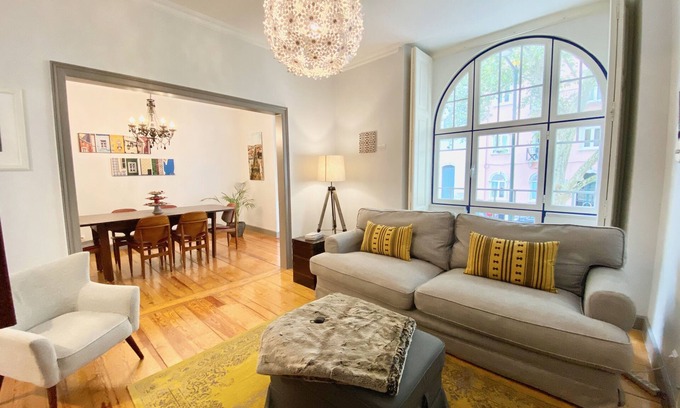 Sao Sebastiao da Pedreira House | Elegant Vintage Apartment in City Center with Spa & Breakfast