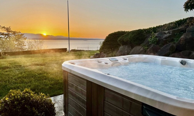 Broadview House | Indulge in a Water View 6BR Retreat with Hot Tub & Gym