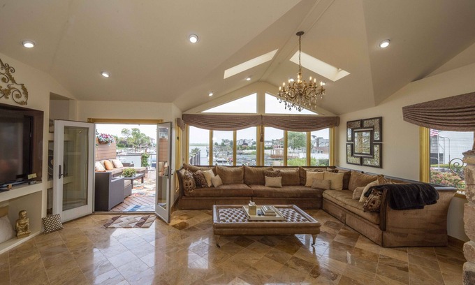 Island Park House | Scenic Waterfront Retreat with Breathtaking Sunrise Views