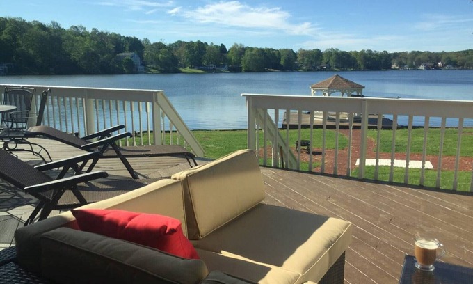 Middlefield House | Pet-Friendly Waterfront Lake House Near Ski Resort & Winery