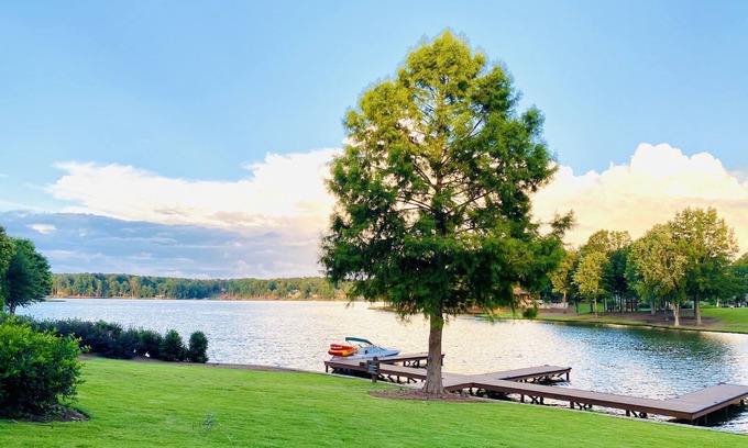 Lake Oconee Villa | Idyllic Waterfront Suite with Spa and Lake Views
