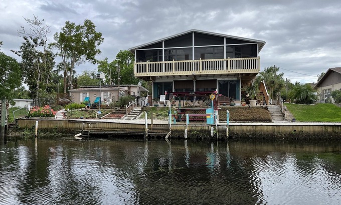 Weeki Wachee Gardens House | Waterfront King & Queen Suites with Kayaks and Ocean Views