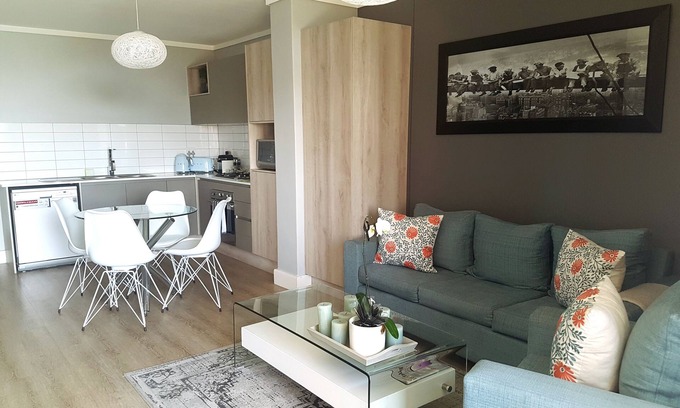 Century City Apartment | Guest Rated 10/10: Waters Edge Apartment in Century City