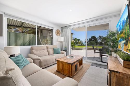 Pialba Apartment | Oceanfront Waves: Family-Friendly Hotel with Pool & Hot Tub