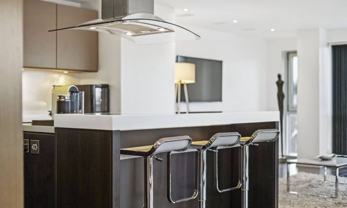 Central Aberdeen Condo | Elegant West End Penthouse with Parking and Pet Friendly