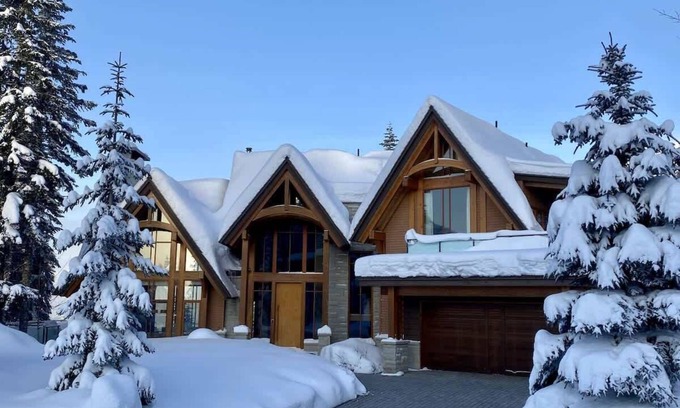 Whistler Creekside House | Exquisite Chalet with Jacuzzi, Pool & Theatre - 10/10 Rated