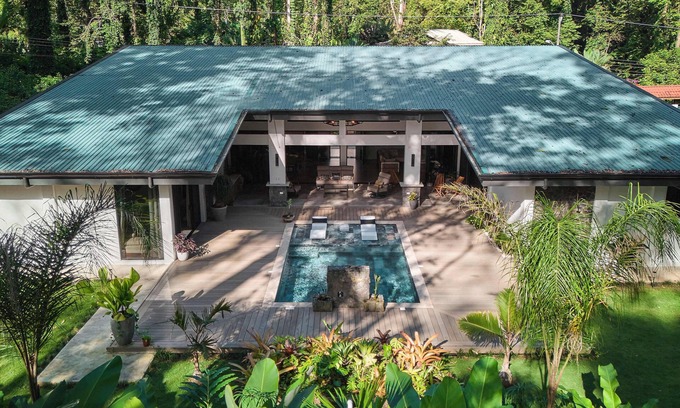 Chiguata House | Luxury within the lush tropical jungle of Playa Chiquita. Casa Chela is a brand new and splendid beach house offers the ultimate Caribbean experience. Modern style, perfect spaces to make your vacation unbeatable.