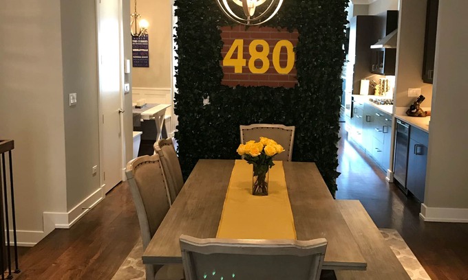 Lakeview House | Premium Wrigleyville Condo with Kitchen Near Wrigley Field