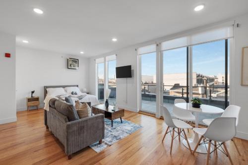 Olde Kensington Apartment | Luxury Xl Studio Pool Deck Gym