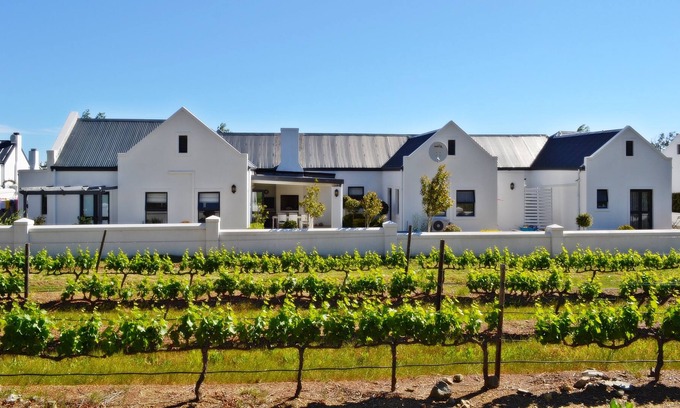 Trawal House | Luxury 4 bedroom home within a working cape winelands farm