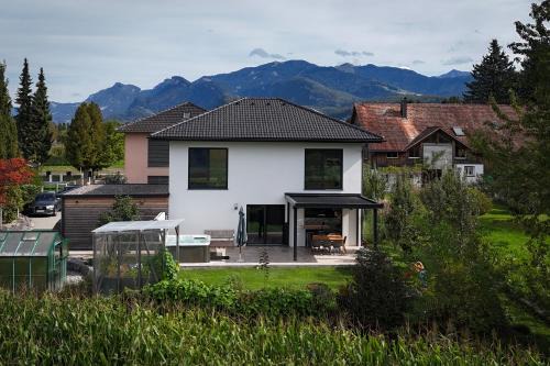 Koblach Villa | Exquisite Oceanfront Retreat with Exceptional Guest Rating