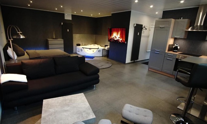 Uebach-Palenberg Apartment | Elegant Luxus-Appartement with Hot Tub & Child-Friendly Space