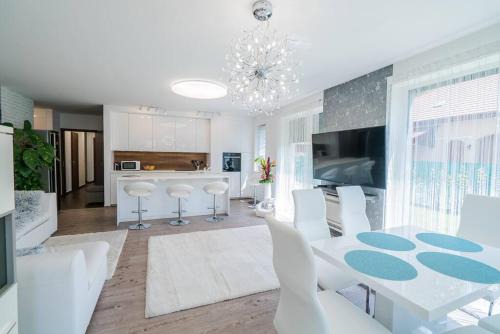 Szantod Apartment | Elegant Luxus Partivilla Apartman with Oceanfront Views