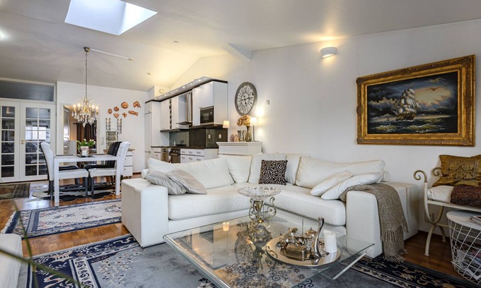 Toolo Apartment | Elegant Penthouse in Prime Location for Family Stays