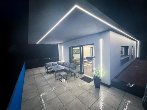 Graz-Straßgang Apartment | Elegant Penthouse with Views & Hot Tub in Graz