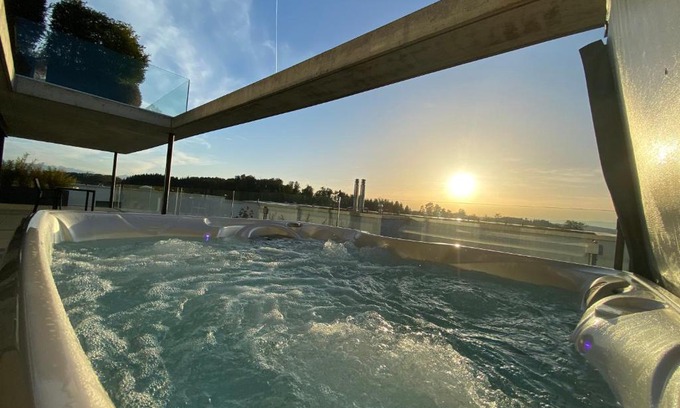 Gummenen Apartment | Elegant Oceanfront Loft with Outdoor Hot Tub Retreat