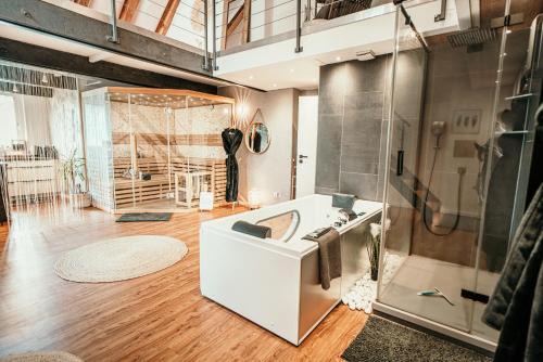 Godendorf Apartment | Indulgent Luxusloft Timeout with Private Spa and Hot Tub