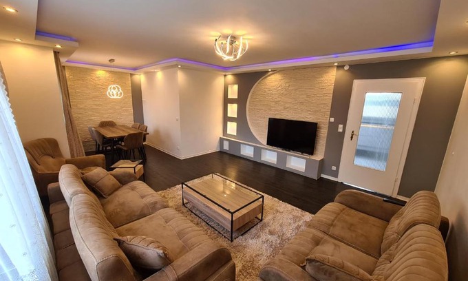 Misburg - Nord Apartment | Stylish Apartment in Prime Location - Family Friendly Stay