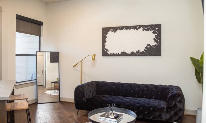 The Galleria Apartment | Inviting Luxx Galleria: King Bed & Poolside Relaxation