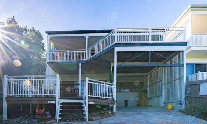 West End House | WE16 4B3B Retreat with Parking & HomePod Music System