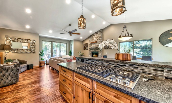 Tahoe Paradise House | Experience Lx24 South Lake Tahoe: Pet-Friendly Cabin Retreat