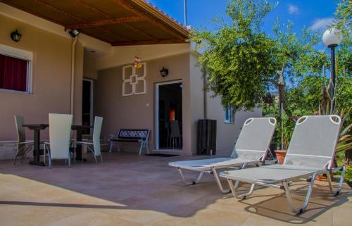 Makhairoi Apartment | Oceanfront Lydia's Apartment - Guest Rated 9.8/10