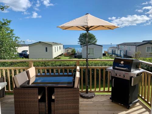 Lydstep House | Stunning Lydstep Beach BayView 3-Bedroom Holiday Home