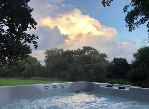 New Forest District House | Relaxing Lynbrook Cabin with Hot Tub in New Forest