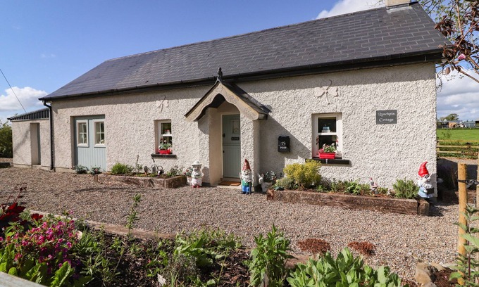 Bruff Cottage | Perfectly Located LYNCHPIN COTTAGE, Pet Friendly Retreat