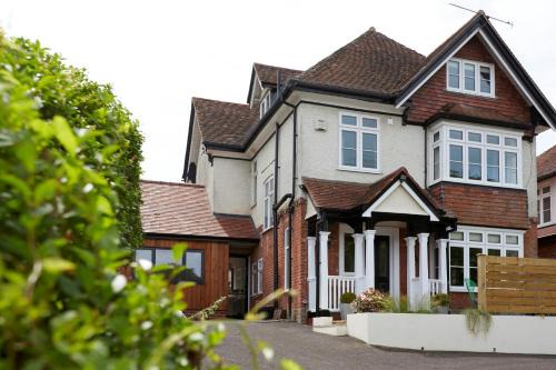 New Forest District Bed & Breakfast | Elegant Lyndhurst House: 4-Star Stay with Accessible Amenities