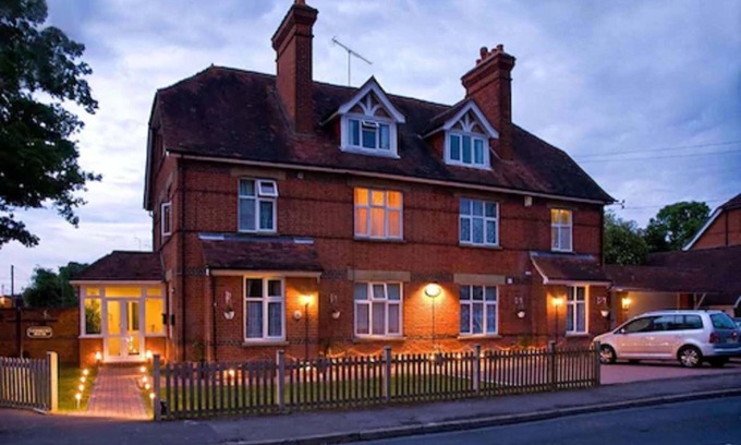 Ascot Hotel | Discover Lyndricks House: Family-Friendly with Breakfast
