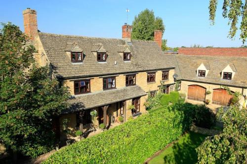 Kidlington House | Lyne House: Perfect Venue for Celebrations and Reunions