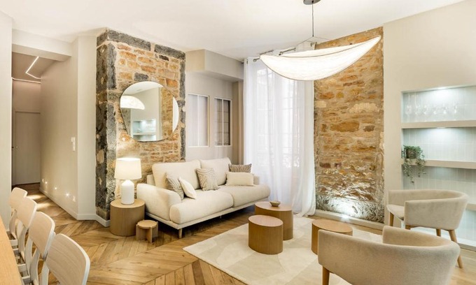 Les Cordeliers Apartment | Elegant Lyon Hypercentre Les Cordeliers with Spa & Family Perks