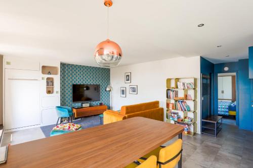 Republique - Tolstoi Apartment | Family-Friendly Happy 70's with Great Amenities & High Ratings