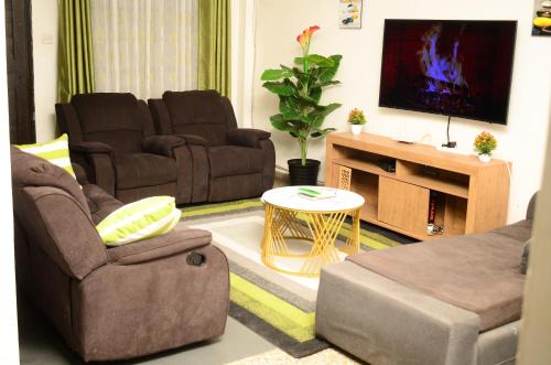 Eldoret Apartment | Discover Lyon's Place: Family-Friendly with Breakfast Included
