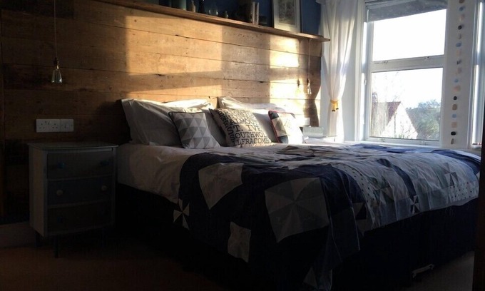 Falmouth House | Top-Rated Lyonesse Guest House with Breakfast and Kitchen