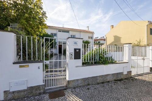 Olivais House | Family-Friendly MàHouse GuestHouse with Great Reviews