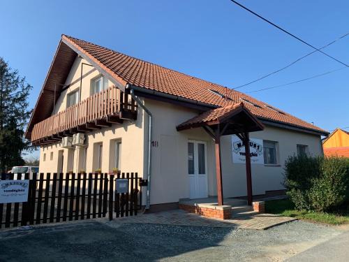 Se House | Comfortable Május 1 Vendégház- Sé with Pet-Friendly Amenities