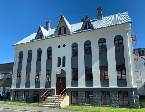 Isafjordur House | Cozy Mánagisting Guesthouse with Kitchen & Pet-Friendly Options