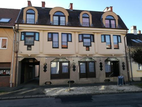 Szombathely House | Cozy Mátyás Szállás: Family-Friendly with Complimentary Breakfast
