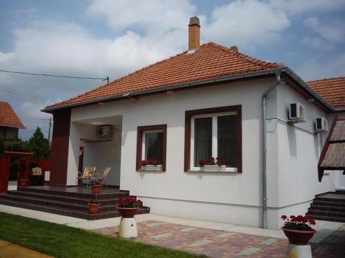 Morahalom House | Comfortable Mórafészek Vendégház: Pet-Friendly Retreat
