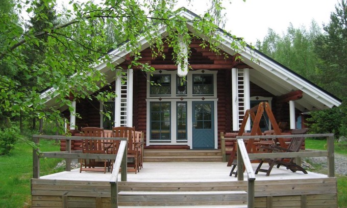 Mikkeli House | Charming Mökki Eteläranta: Oceanfront Retreat with Beach Access