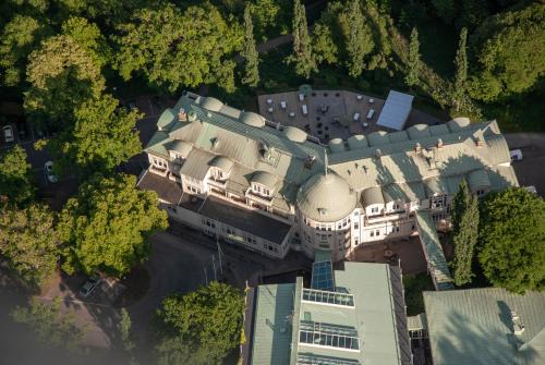 Falkoping Hotel | Relax at Mössebergs Kurort: Spa & Pet-Friendly Retreat