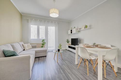 Logrono City Centre Apartment | Discover Múgica - Gran Vía: Family-Friendly 4-Star Retreat