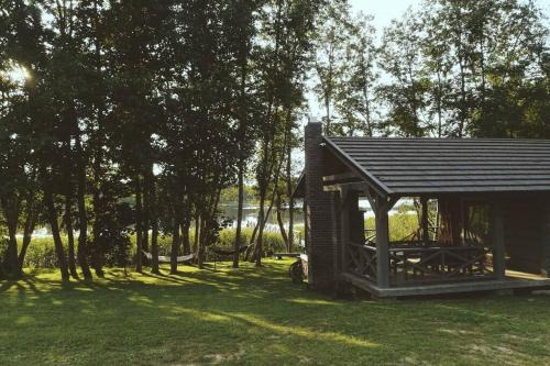 Klykiai House | Discover Mėnulės pirtelė: Family-Friendly Retreat with Hot Tub