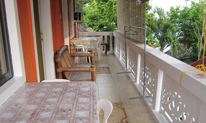 Manoc-Manoc House | Cozy M&E Guesthouse: Family-Friendly with Breakfast Included