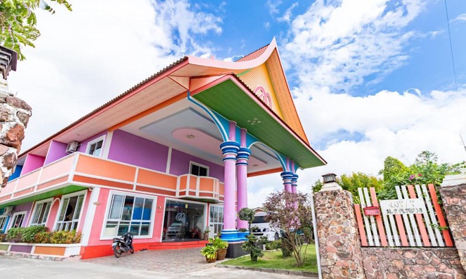 Songkhla House | Discover M Resort: Family-Friendly Getaway with Dining