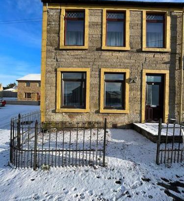 Shotts Apartment | Perfect 1 Bedroom Flat - Pet and Child Friendly Stay